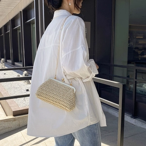 Sac à main tissé beige à bandoulière chaîne dorée avec fermoir boule pour femmes
