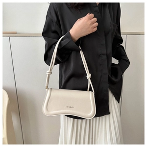 Modische beige PU-Leder Achseltasche mit doppelten Knotengurten am Modell gezeigt