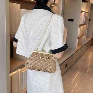 Sac bandoulière tissé tendance avec bandoulière chaîne et fermoir doré pour femme