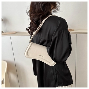 Detailansicht der cremeweißen minimalistischen Umhängetasche mit XM & BAGS Logo