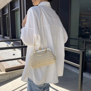 Sac bandoulière tissé beige avec poignée ronde métallique et bandoulière chaîne