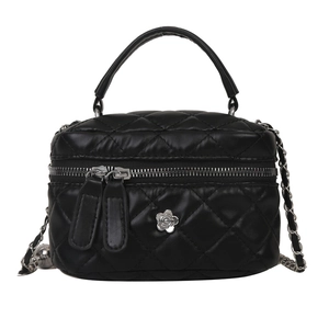 Borsa trapuntata nera classica con camelia argentata e tracolla a catena d'argento