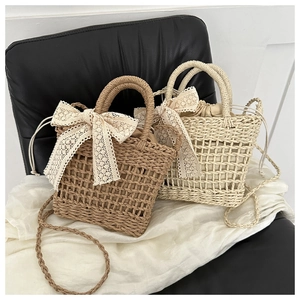 Detail der Strohhandtasche mit großer Spitzenschleife und Kordelzug-Innentasche