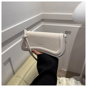 Detail der weißen Ledertasche mit XM & BAGS Logo und geknotetem Riemendetail
