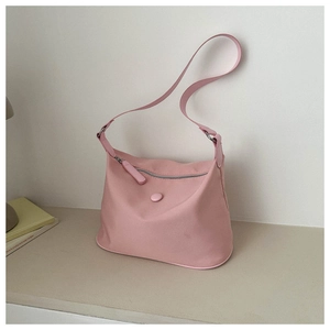 Detail der pinken Oxford-Stofftasche mit glatter Nylon-Textur und oberem Reißverschluss