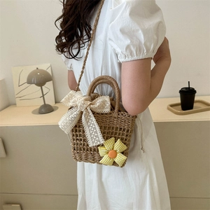 Stroh-Umhängetasche mit großer Spitzenschleife und Sonnenblume im rustikalen Design