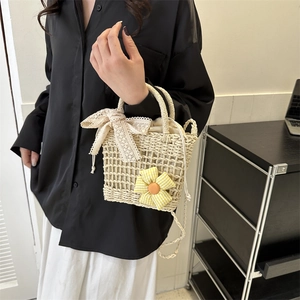 Minimalistische beige gewebte Tragetasche mit Spitzenschleife und Blumenakzent für Damen