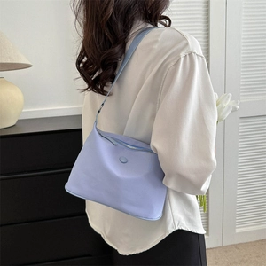 Schicke lilafarbene Oxford-Stofftasche als Schultertasche mit Reißverschluss und Schnalle