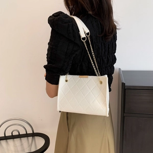Chic white quilted felt tote bag with gold chain strap for women autumn winter style