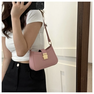 Dettaglio borsa vintage rosa con fibbia metallica dorata e trama in pelle liscia