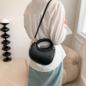 Sac bandoulière plissé noir avec poignée ronde creuse et bandoulière fine pour femme