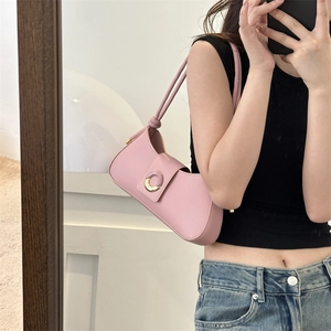 Minimalistische rosa Halbmond-Achseltasche mit goldener Schnalle und Knotendetail am Riemen