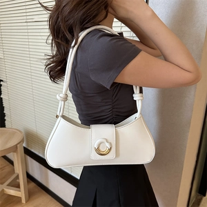 Elegante weiße Hobo-Tasche aus Leder mit goldener Schnalle und Knotengurt auf der Schulter