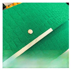 Vue détaillée du sac en cuir crocodile vert vif avec boucle en métal doré