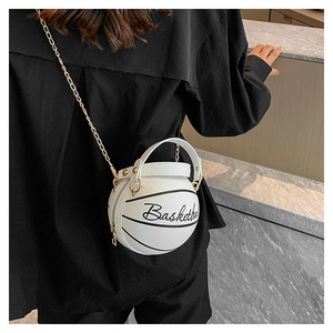 Vue détaillée d'un sac à main blanc en forme de basket avec chaîne dorée sur modèle