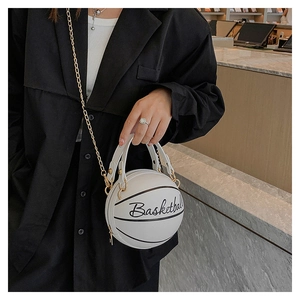 Modèle portant un sac à main blanc en forme de basket avec bandoulière chaîne