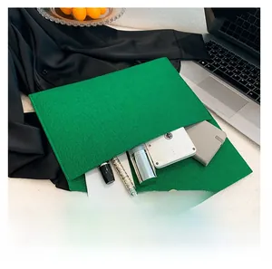 Vue intérieure d'une pochette verte à motif crocodile montrant sa capacité de rangement