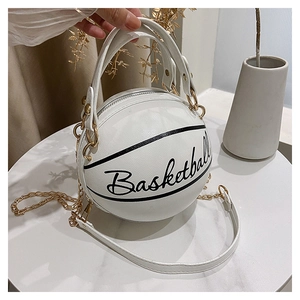 Dettaglio della borsa creativa a forma di basket bianca con catena in metallo dorato