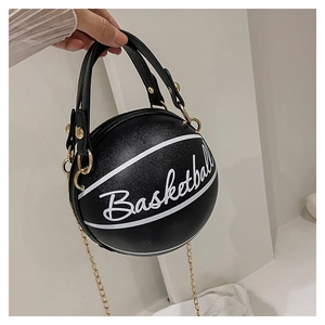 Détail du sac en forme de basket en cuir noir avec bandoulière chaîne dorée