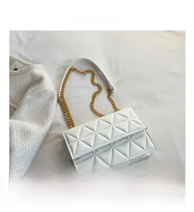 Detailansicht der weißen gesteppten PU-Lederhandtasche mit goldener Kette und Stickerei