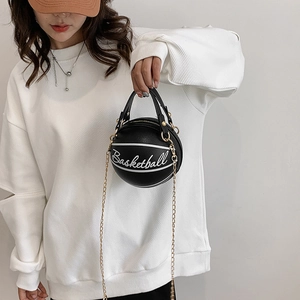 Sac bandoulière créatif en forme de basket, cuir noir grainé et chaîne dorée élégante