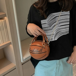 Sac bandoulière tendance en forme de basket marron avec chaîne et poignée pour femme