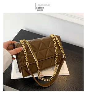 Detail der kaffeebraunen gesteppten Ledertasche mit elegantem goldener Kette