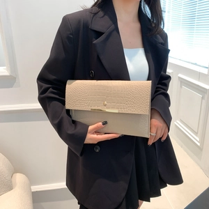 Pochette beige à motif crocodile avec barre métallique dorée élégante pour femmes