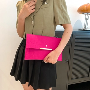 Pochette enveloppe chic en feutre rose pour femme avec garniture métallique dorée