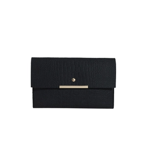 Pochette chic en feutre noir avec texture crocodile et finitions métalliques dorées