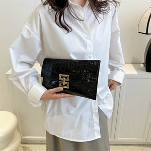 Pochette a busta nera con stampa coccodrillo e fibbia geometrica dorata di moda
