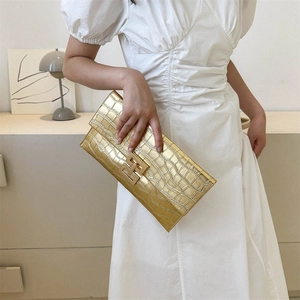 Elegante pochette a busta dorata con trama a coccodrillo e fibbia in metallo quadrata