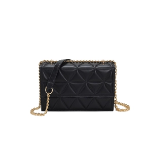 Minimalistische schwarze Stepptasche mit Dreiecksnaht und goldener Kettenschultergurt