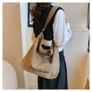 Braune Canvas-Einkaufstasche mit schwarzem Fashion Bag Aufdruck und breitem Schultergurt