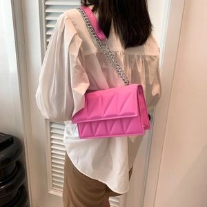 Damen Schultertasche in leuchtendem Pink mit geometrischer Steppung und Silberkette