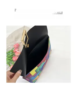 Dettaglio della pochette geometrica colorata con patta magnetica e ampio spazio interno