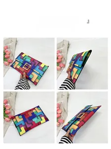 Viste dettagliate della pochette a busta geometrica con motivi colorati e fibbia in metallo