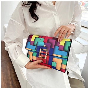 Dettaglio della borsa a busta con patchwork geometrico arcobaleno e fibbia dorata