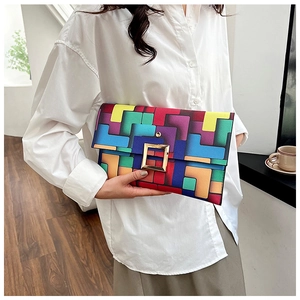 Elegante pochette a busta con blocchi geometrici colorati e fibbia in metallo dorato