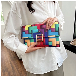 Dettaglio della pochette patchwork arcobaleno con fibbia dorata alla moda