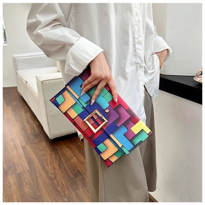 Dettaglio pochette patchwork geometrico colorato con fibbia quadrata in metallo dorato