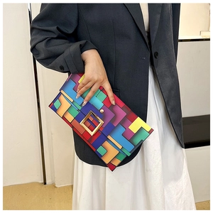 Dettaglio pochette geometrica arcobaleno con grande fibbia dorata e stile moderno