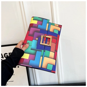 Dettaglio della pochette geometrica arcobaleno in pelle PU con fibbia dorata quadrata