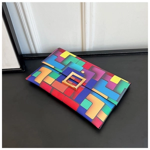 Dettaglio della pochette con motivo geometrico arcobaleno e fibbia quadrata dorata lucida