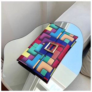 Dettaglio della borsa a busta con stampa pixel colorati e fibbia quadrata dorata grande