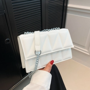 Borsa a tracolla trapuntata in pelle PU bianca con catena in metallo argento da donna