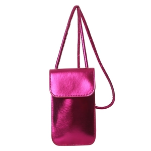 Petit sac bandoulière rose fuchsia métallisé pour téléphone avec bandoulière fine et lisse