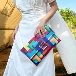 Pochette a busta geometrica arcobaleno con motivi colorati e fibbia in metallo