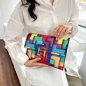Pochette a busta patchwork arcobaleno con chiusura metallica dorata per look casual