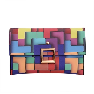 Pochette a busta arcobaleno con patchwork geometrico, texture Saffiano e fibbia d'oro